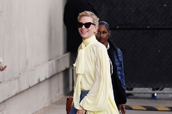 　　白智立认为，近年来央企领域反腐力度颇大，相关央企主要领导以及其他高管被查处后，相关部门需要为央企“补充新鲜血液”，这也可能是近期央企高管密集调整的原因之一。