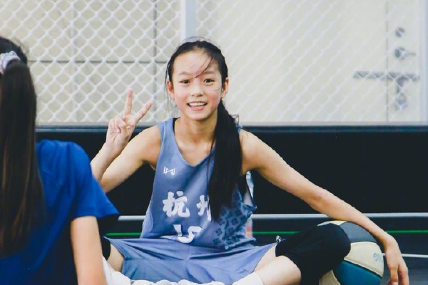 　　[环球时报综合报道]“一段时间以来，比亚迪、吉利等中国自主品牌的崛起给不少外国汽车品牌带来压力。”美国cnbc网站18日报道称，美银证券汽车产业分析师约翰·墨菲当天在美国汽车媒体协会有关活动中表示，美国底特律三巨头（即通用汽车、福特汽车和斯特兰蒂斯）应“尽快”退出中国市场。他同时警告说，美国三大车企需要采取更严厉的措施削减开支，尤其是在内燃机业务方面，因为这是目前利润的主要来源。