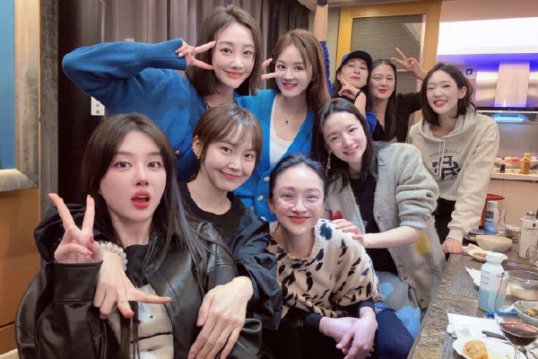 　　有了优秀的业绩，恒大还可以实施大规模分红。2016年至2020年，恒大持续大手笔分红，在造假规模最大的2020年，恒大分红高达500多亿元。多年以来，许家印从恒大获得累计分红高达500亿元左右。对于大股东和持股的高管，在直接减持股份不方便的情况下，高比例分红也是一种套现的方式。