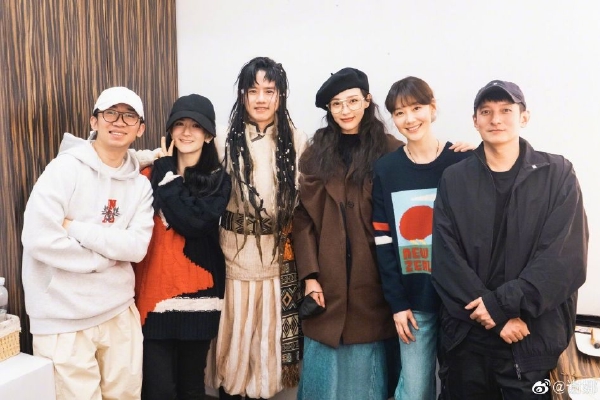 　　启程前，朔尔茨12日和法国总统马克龙视频通话。新加坡《联合早报》称，这一举动协调对华政策的意味甚浓。双方提出要“重新平衡”欧洲和中国之间的经贸关系，并强调要“刺激欧洲竞争力”，预示市场公平竞争问题将成为朔尔茨此行的焦点。