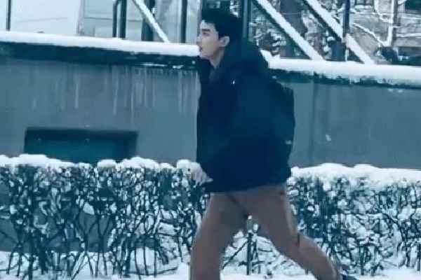 　　[#最高法谈隐形加班认定标准#]#最高法工作报告#：维护新就业形态劳动者权益。审结涉新业态劳动争议案件14.2万件，同比下降10.2%。根据实际用工，判断外卖小哥等与平台企业是否存在劳动关系，破除以劳务连环外包、诱导注册个体户等方式规避用工责任的“障眼法”。明确把“付出实质性劳动”和“明显占用时间”作为线上“隐形加班”的认定标准，让在线工作有收益，离线休息有保障。