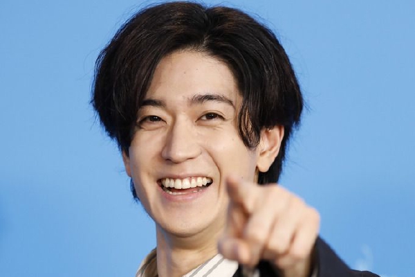 　　爆炸现场附近的一商铺店员告诉记者，爆炸发生在文化大厦对面的一座大楼。“巨响之后，店里的玻璃大门被震碎，吊顶被震塌。爆炸发生后大概20分钟左右看见起火了，随后不久就有消防赶来灭火了。”