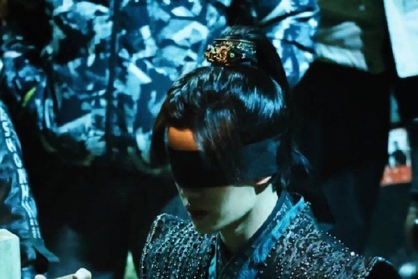 　　据观察者网此前介绍，和传统的x86、arm一样，risc-v也是芯片设计的底层指令集标准。就像不同语言可以写出不同文章一样，不同指令集标准也可以设计出不同的芯片，进而构建相应的软硬件生态。不同的是，x86和arm是由某一个企业所有，其他企业使用需要授权。而risc-v是一种开放标准，指令集手册谁都可以下载使用。目前，在risc-v国际基金会的高级会员中，有一半都是中国企业，包括华为、中兴、阿里巴巴、紫光展锐、腾讯等。但同时也有不少的美国企业，包括英特尔、谷歌、高通、sifive等公司。正因为此，该基金会也主要以开放合作的形象对外。