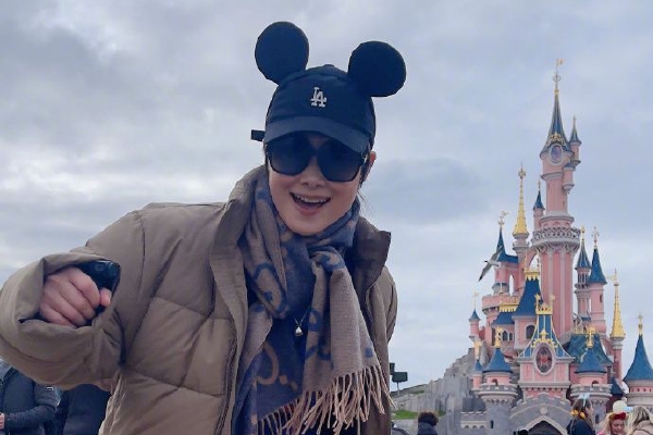 　　钟自然出生于1962年8月，安徽桐城人，曾在原地质矿产部和原国土资源部工作多年，2014年任原国土资源部党组成员，中国地质调查局局长、党组书记。