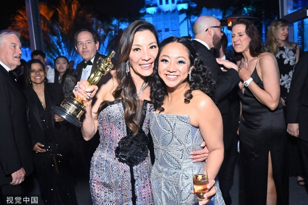 　　一东一西两大城市接连出圈，也让省会郑州在文旅发展上，逐渐面临一种尴尬的局面。刚刚过去的“五一”假期，郑州接待游客1077.6万人次，开封670.8万人次，洛阳683.87万人次……不少人直言，郑州亮眼的成绩背后不过是沾了交通便利的光。