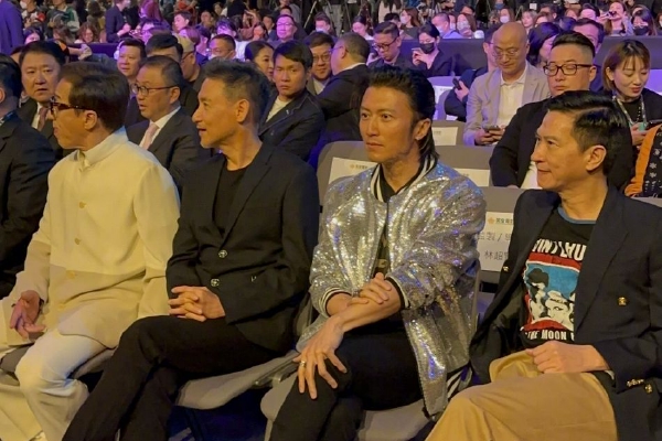 　　从同比看，cpi上涨0.3%，涨幅比上月扩大0.2个百分点。其中，食品价格下降2.7%，降幅与上月相同，影响cpi同比下降约0.49个百分点。食品中，鸡蛋、牛肉、鲜果、羊肉和禽肉类价格分别下降12.4%、10.4%、9.7%、6.8%和2.6%，降幅均有扩大；猪肉和鲜菜价格分别由上月下降2.4%和1.3%转为上涨1.4%和1.3%。非食品价格上涨0.9%，涨幅比上月扩大0.2个百分点，影响cpi同比上涨约0.77个百分点。非食品中，能源价格上涨3.6%，涨幅扩大2.3个百分点；扣除能源的工业消费品价格上涨0.4%，涨幅扩大0.3个百分点，其中燃油小汽车和新能源小汽车价格分别下降4.8%和6.5%，降幅均有收窄；服务价格上涨0.8%，涨幅与上月相同。