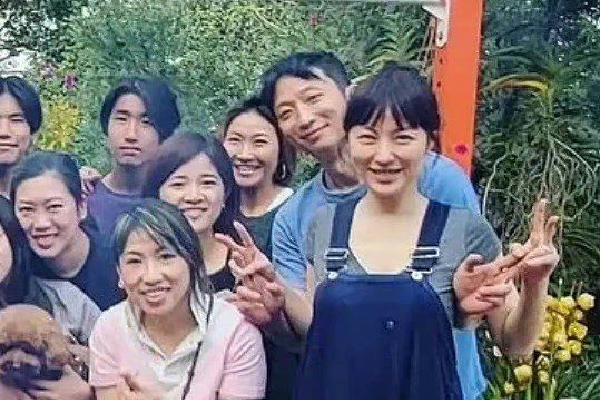 　　如今，小马科斯似乎连谈历史友好情况都意兴阑珊。这又是什么情况？难道，他被人要挟？有把柄被人拿捏呢？反正觉得有些奇怪。自打后来在一些南海岛争问题上，一个劲儿地对华强硬以外，没见他干过别的。