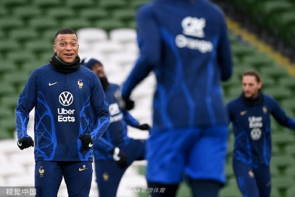 　　[环球时报特约记者 任重]英国政府当地时间13日以“打击普京的战争机器”为由宣布50项新制裁，对象包括5家中国实体。中国驻英国使馆发言人当天回应说，英国政府罔顾国内国际民意，不断火上浇油，不但没有反思自己的恶劣行径，反而罗织罪名制裁中国及其他国家企业，充分暴露了英方的虚伪嘴脸。中方敦促英方立即纠正错误，撤销对中国企业的制裁。