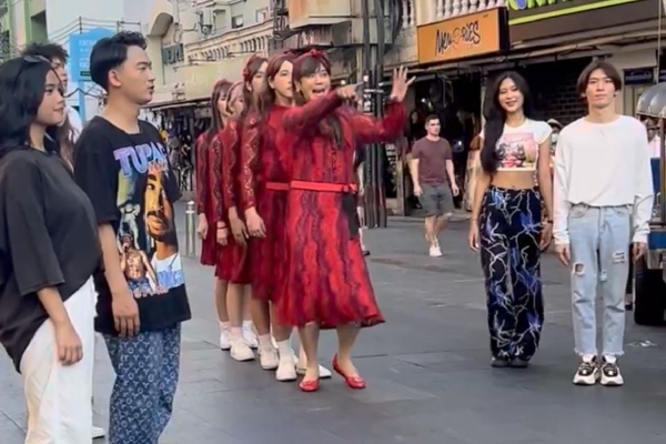 　　而根据研究数据汇总来看，单次极地航班飞行时遭遇的剂量为2.5~4μsv/h（上限在太阳活动高峰时达到），虽然这是天然本底辐射（约 0.2μsv/h）的12~20 倍，但如果只是作为普通乘客的每年数次飞行，即使时间较长、在太阳活动高峰期间飞行，也远低于安全电离辐射剂量阈值（建议普通公众为每年1000μsv，而职业工作者为每年20000μsv），不会造成明显影响，但对于常年工作在极地航线的机组乘务人员，部分研究认为总辐射剂量可能接近安全阈值，也需要更多研究确认。