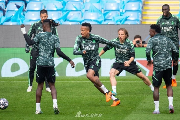 　　2月5日，许勤主持召开省委书记专题办公会议，围绕放大冰雪旅游效应，推动龙江全面振兴，听取各级媒体和有关部门意见建议，研究下步推进措施。