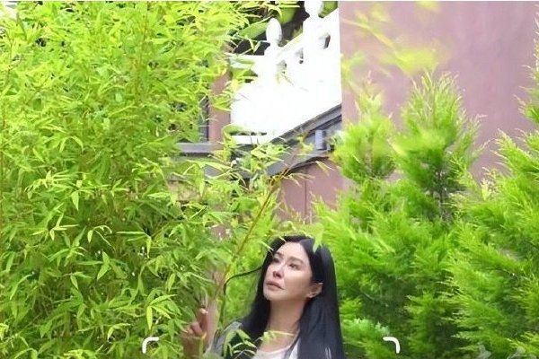 　　但聘任制公务员并非“铁饭碗”，他们有合同聘期限制。从通告看，各地聘期不同，如甘肃全省第一位聘任制公务员的首次签订聘任合同期限为5年，而江西省11个地级市在今年5月发布的招聘公告显示，聘任合同期限为3年，多地通告中提到首次聘期包含试用期6个月。