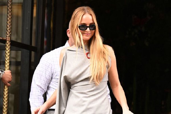 　　据央视新闻消息，2024年4月27日17时许，大连市沙河口区某舞厅发生一起放火案。犯罪嫌疑人范某（男，59岁）酒后在舞厅安检入口处放火，其本人当场死亡，并致参与施救的3名舞厅员工受伤。