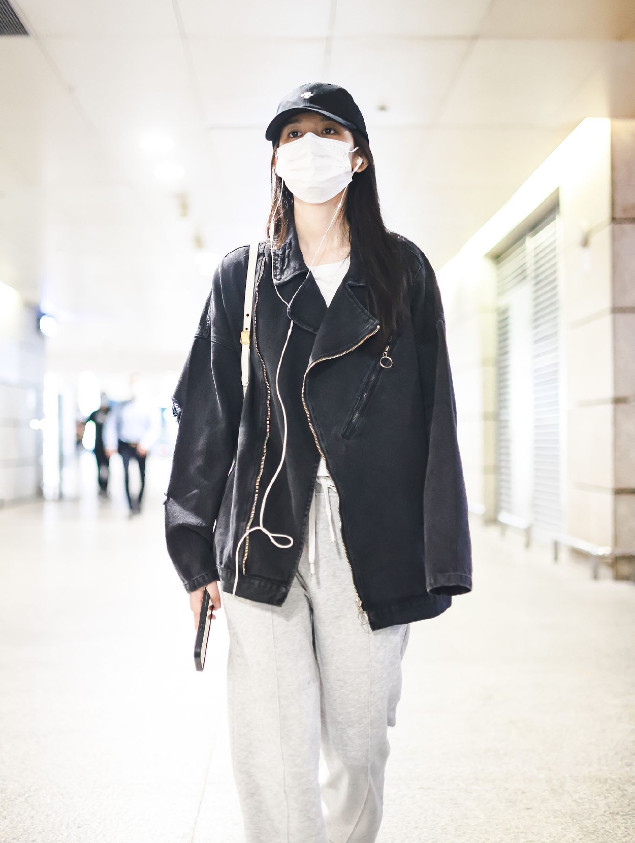 　　实际上，拜登政府上台后，就将气候问题视为外交事务的优先事项，强调美国在全球气候治理中的领导力。与之对应，美国财政部也很快制定了为期4年的部门战略规划，将应对气候挑战确立为五大财政战略目标之一。