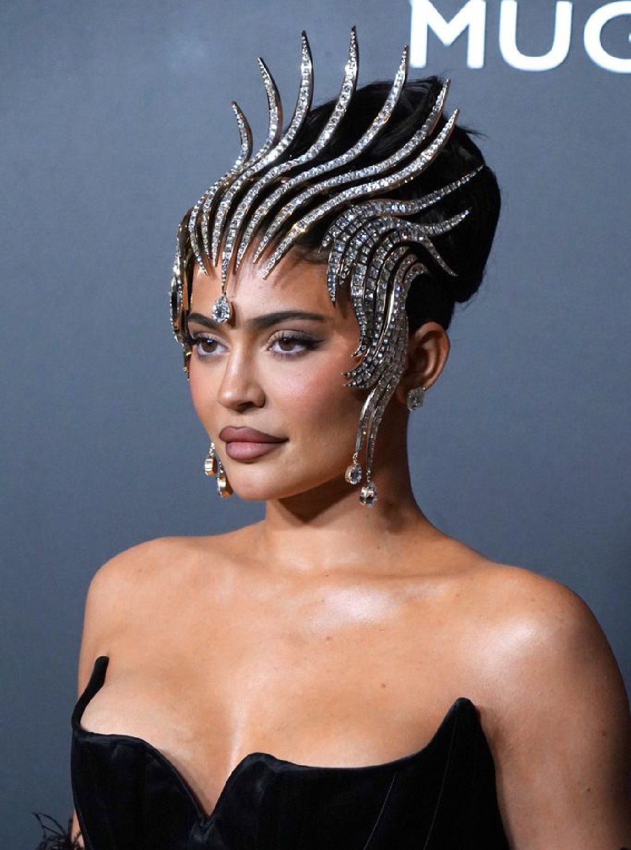 　　其实，百年来的中日关系一直都存在谁来主导、走向何方的问题。当然这中间有美国的因素，因为日美在二战后至今的制度安排上，是美国在直接影响甚至在重大问题上主导着日本的一些外交决策。但是，在中日互动中，中方是主导的一方，而在建交之后开启的中日关系发展的热潮中，中方倡导的以“友好外交、人民外交、和平外交”为主要特征的中日关系发展，应该说一直是顺畅的。