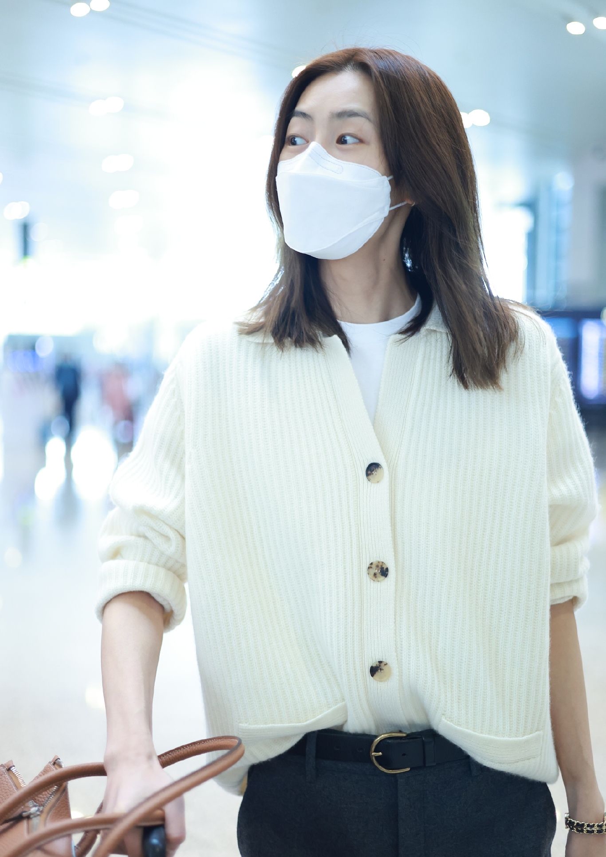 　　坚持因地制宜、科学抗旱，河库灌区及时开闸放水，增加流量，采取疏通渠道、维修涵闸等措施，做到远送多浇、有水可浇；引黄灌区根据抗旱需水情况，及时开闸放水，争取多引黄河水；平原灌区发挥机电井作用，采取有效措施保障机井通电，并组织投入各类排灌机械179.4万台，努力增加抗旱播种面积。丘陵岗区利用坑、塘、堰、坝等小型水利工程组织抗旱播种。夏播以来，全省累计抗旱浇水7977.3万亩次，播种进度与常年相当。