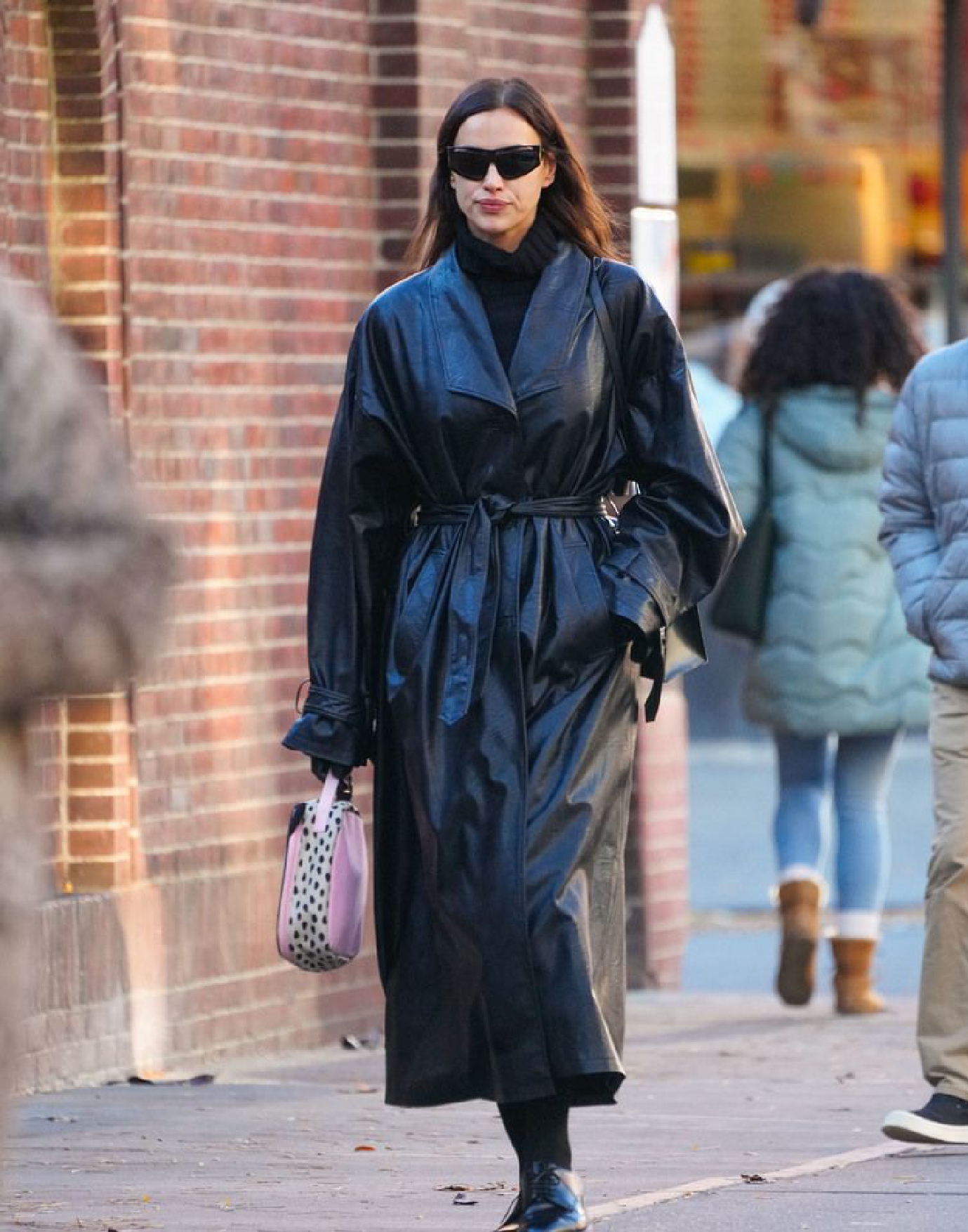 　　“五一”假期前的4月30日晚，北京市住建委官宣调整限购政策，2套房京籍家庭可在五环外新购一套房。政策发布后，多家开发商火速打出类似“今夜不打烊”海报，全员加班等待客户。