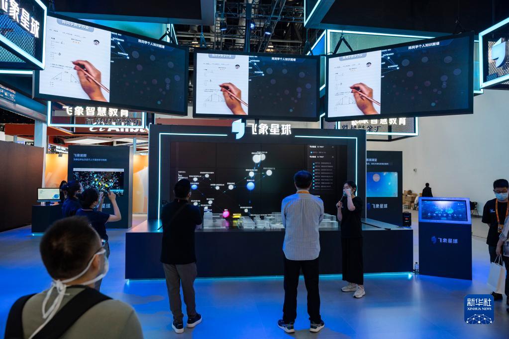 　　省应急管理、农业农村、水利等部门成立由25个厅级干部带队的工作组和27个专家组，分片包市深入一线、深入基层，对各地水源调度抗旱播种、抗旱保苗等工作进行督促指导，及时协调解决遇到的实际困难和问题。各地也积极采取行动，组织人员力量全面开展抗旱。