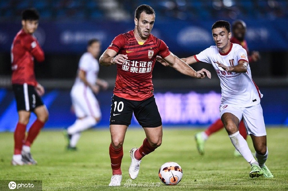 　　中国驻英国使馆发言人强调，在乌克兰问题上，中国的立场是劝和促谈，坚定不移，一以贯之。为此，中国和巴西最近联名发表了关于推动政治解决乌克兰危机的“六点共识”，强调遵守局势降温三原则，即战场不外溢、战事不升级、各方不拱火，同时呼吁各方坚持对话谈判、加大人道主义援助、反对使用核武器、反对攻击核电站、维护全球产业链供应链稳定等。