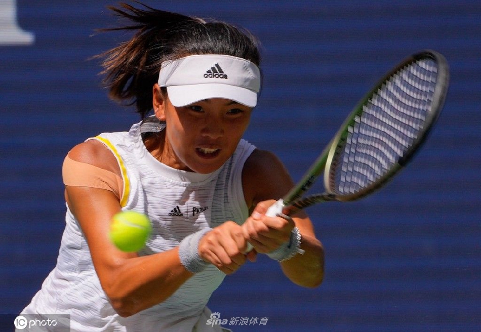 　　双方指出，当前的中俄关系超越冷战时期的军事政治同盟模式，具有不结盟、不对抗、不针对第三方的性质。面对动荡变革的世界格局，中俄关系经受住国际风云变幻考验，凸显出稳定、坚韧的特质，正处于历史最好水平。双方强调，发展中俄新时代全面战略协作伙伴关系符合两国和两国人民的根本利益，并非权宜之计，不受一时一事影响，具有强大的内生动力和独立价值。双方坚决捍卫自身合法权益，反对任何阻挠两国关系正常发展，干涉两国内部事务，限制两国经济、技术、国际空间的企图。