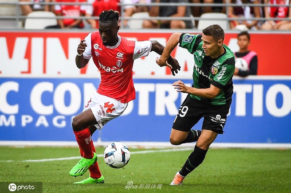 　　为此，酒井良于2月20日承认确有此事，但宣称不打算就此事展开调查。“海自认为，这是基于个人意愿的私人参拜，所以不将这视为一个问题，不打算展开调查。”这是酒井良当时对媒体所说。可海叔看到的《新闻赤旗》照片显示，这帮拜鬼的海自官兵，可都是穿着海自制服的！