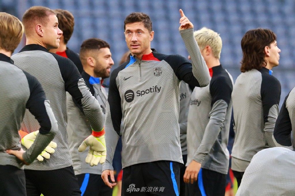 　　一位中国足协官员向《方圆》记者透露，许多球员从青少年时期就开始被操纵比赛踢假球，到了成年后又有利益推动，踢假球几乎成了行业“共识”，可以说足球行业从土壤上、基础上，第一粒纽扣就没系好。