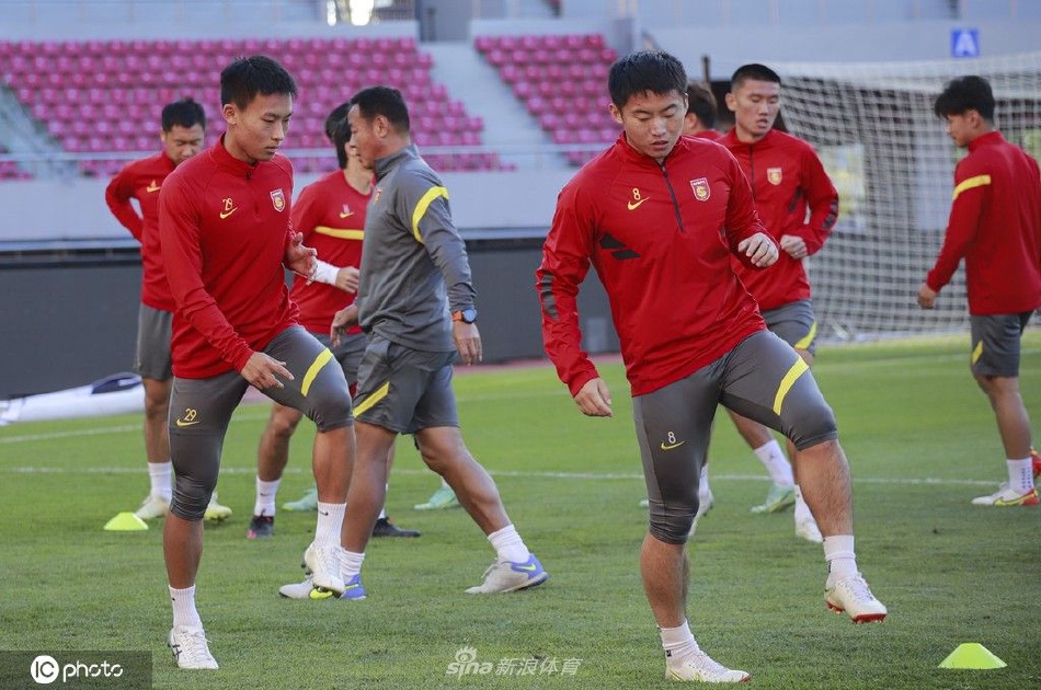 　　“积极管理你的核心业务，这真是一剂难吃的药。我们有很多艰苦的工作要做。”墨菲表示，虽然底特律汽车制造商需要重新思考在中国的经营方式，但美国电动汽车领导者特斯拉的情况略有不同，与传统的底特律汽车制造商相比，特斯拉在电动汽车零部件方面拥有大约1.7万美元的成本优势，这有助于该公司在中国市场的发展，使其有“更大的发展空间”。（汪品植）