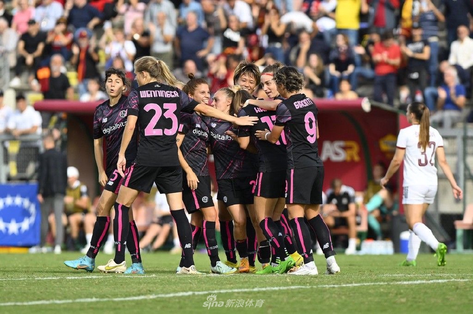 　　世界经济论坛亚博安卓下载官网17日刊文称，中国已成为全球最大的电动汽车市场，中国车企生产的电动汽车占全球电动汽车总产量的一半以上。而在这一市场上，墨菲和其他分析师认为，美国车企当下很难抵挡中国自主品牌的实力。墨菲说，消费者现在对中国自主品牌的“忠诚度”很强，尤其是在美国对中国电动汽车征收超过100%的关税后，这种“忠诚度”可能会变得更加强烈。