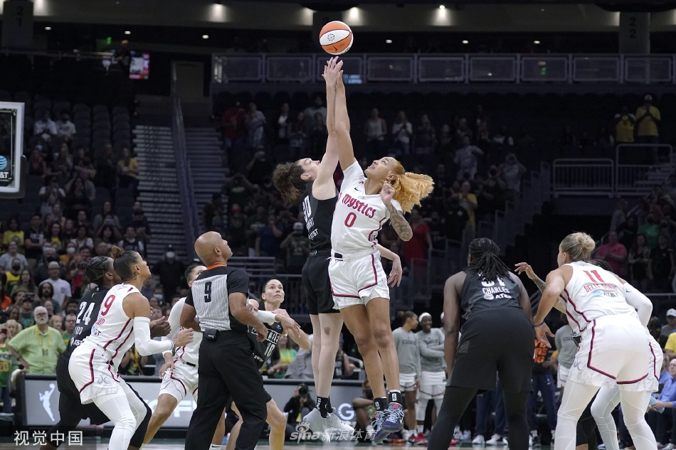 　　“积极管理你的核心业务，这真是一剂难吃的药。我们有很多艰苦的工作要做。”墨菲表示，虽然底特律汽车制造商需要重新思考在中国的经营方式，但美国电动汽车领导者特斯拉的情况略有不同，与传统的底特律汽车制造商相比，特斯拉在电动汽车零部件方面拥有大约1.7万美元的成本优势，这有助于该公司在中国市场的发展，使其有“更大的发展空间”。（汪品植）