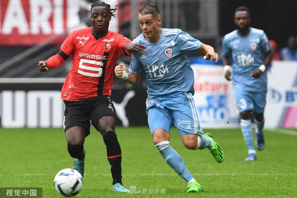 　　聘期结束后，聘任制公务员何去何从？相关规定给了两种可能：经省级以上公务员主管部门批准，可以续聘或者转为委任制公务员。后者的要求是，在专业性较强的职位上表现突出、作出显著成绩和贡献、工作长期需要，年度考核结果均为称职以上或者聘期考核结果为优秀。