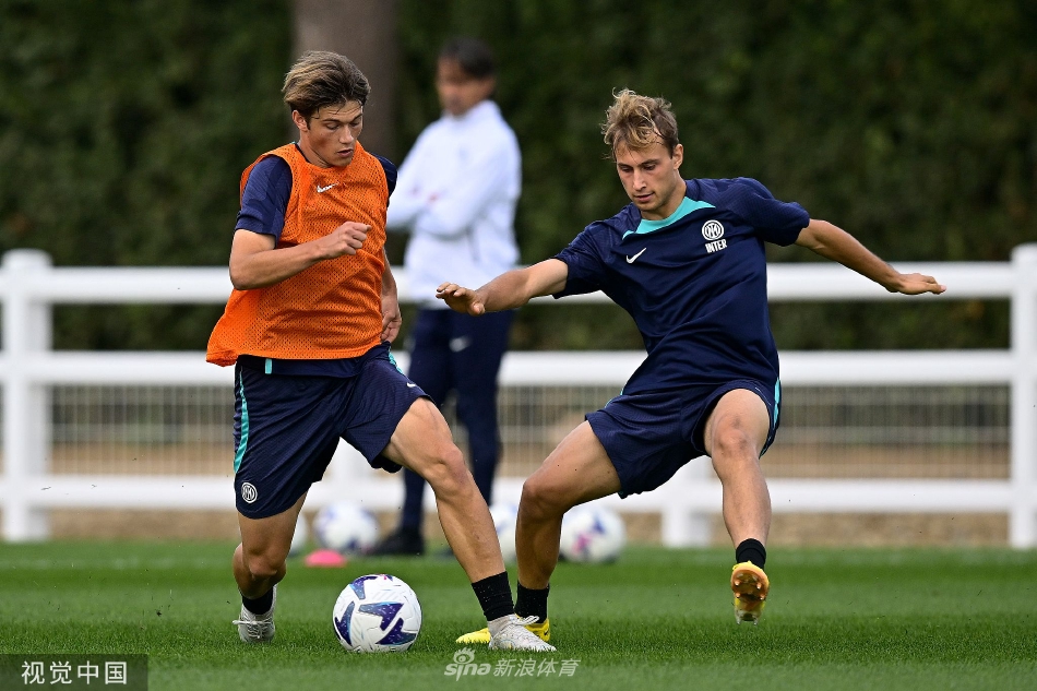 　　镜头捕捉到插入过程中，原本位于底部的牌面花纹被另一张牌覆盖，也就是说，尼格买提并未按要求将两张牌放入中间位置，从而导致他最终匹配的失败。