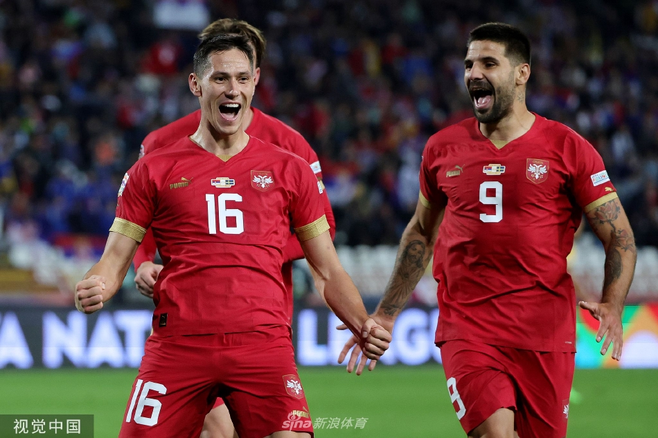 　　巧合的是，闫晓楠的对手张伟丽，这两年在卫冕冠军的路上也并非一帆风顺，同样遭遇了类似的“连败”。同样是在2021年，张伟丽两次输给一位风格独特的选手罗斯，失去冠军金腰带，也在2022年拾回状态夺回了金腰带，并在2023年战胜挑战者，成功卫冕。就这样，两位出色的中国女子格斗选手被命运推动，在2024年4月相遇在八角笼中，成就了这一次颇具历史意义和看点的比赛。