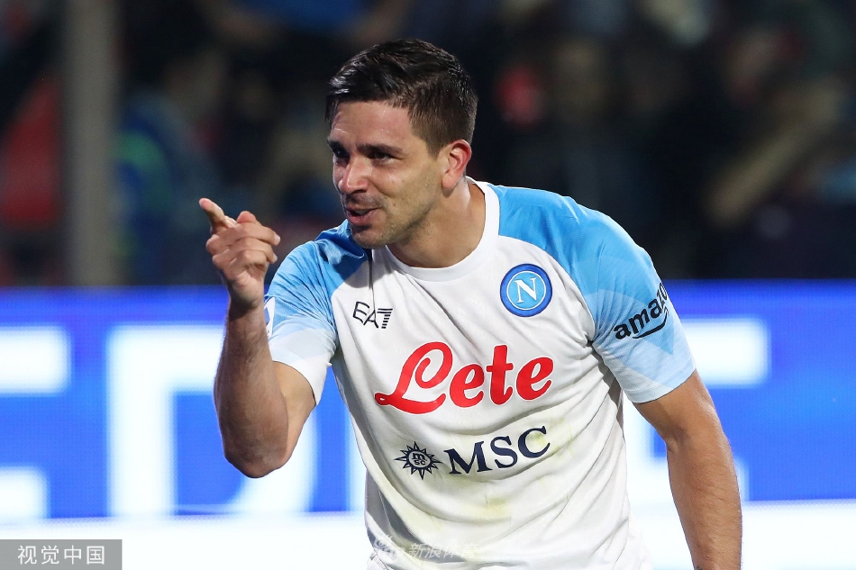 　　钟自然出生于1962年8月，安徽桐城人，曾在原地质矿产部和原国土资源部工作多年，2014年任原国土资源部党组成员，中国地质调查局局长、党组书记。