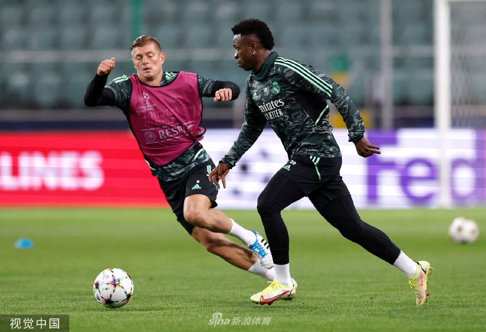 　　此次检查过程中，在哈尔滨冰雪嘉年华和冰雪大世界景区，许勤叮嘱哈尔滨市相关同志和景区工作人员，要始终把安全放在首位，切实维护旅游秩序，合理疏导客流，防范景区设施、冰面场地等风险，做好应急预案和应急力量准备，加强市场监管，创造安全舒心的旅游环境。