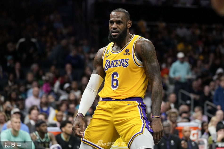 　　“今年是中俄建交75周年，近些年来，双边关系得到了前所未有的发展，您认为如何最有效发掘双方合作的潜力？”面对记者提问，王毅表示，中俄两国政治互信持续深化，互利合作优势互补，民间交往热情高涨，去年双方贸易额达到创纪录的2400亿美元，提前完成2000亿美元的既定目标。俄罗斯天然气进入中国千家万户，而中国汽车行驶在俄罗斯的大街小巷，充分体现了两国互利合作的强大韧性。