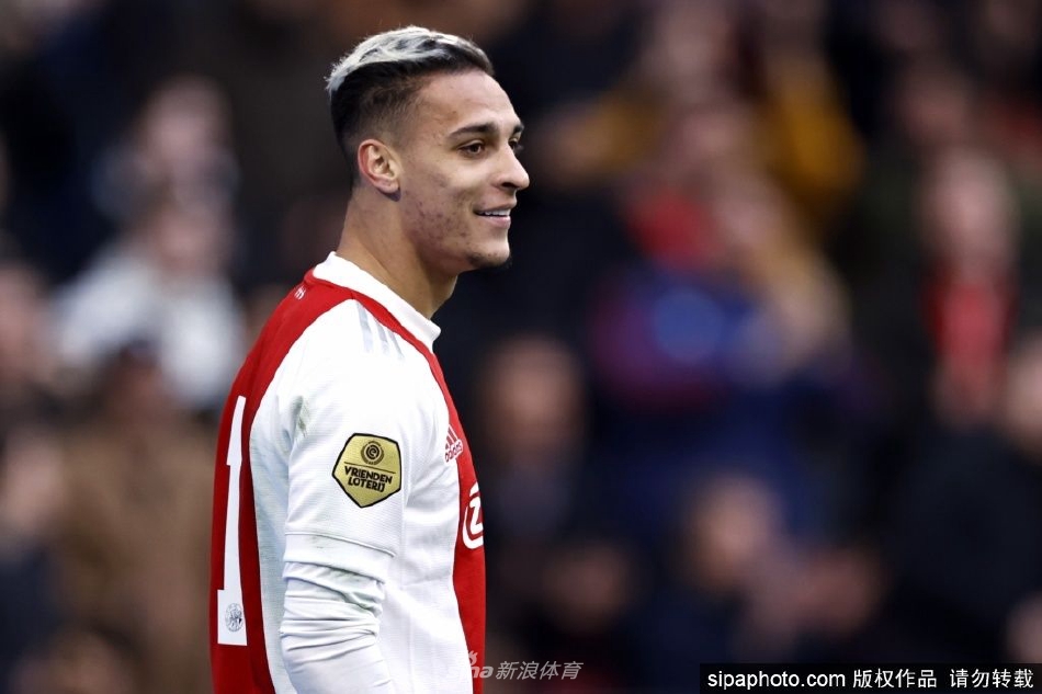 　　钟自然出生于1962年8月，安徽桐城人，曾在原地质矿产部和原国土资源部工作多年，2014年任原国土资源部党组成员，中国地质调查局局长、党组书记。