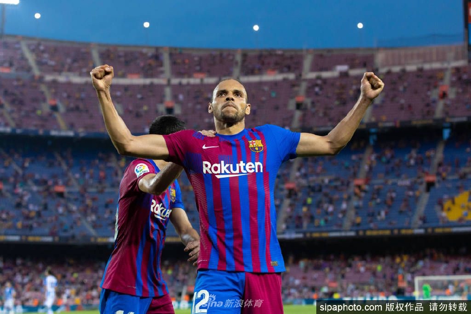 　　就现有宠物科学饲养和保护的立法情况而言，国内尚未制定一般性的宠物饲养规范，虽然野生动物保护法、畜牧法、实验动物管理条例等已针对野生动物、实验动物等特殊动物做了规定，但对于宠物的专门立法尚未完善。目前，只能依据地方性的限养、登记等制度和标准规定来管理，导致多年来围绕宠物的繁殖、饲养、流浪动物处理等活动缺乏明确的法律依据。