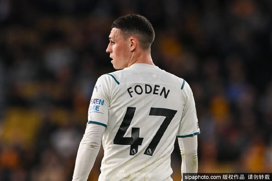 台湾花莲“天王星”大楼今早被强震震斜。花莲消防部门表示,从早上倾倒之后到晚间,倾斜角度又增加了5厘米,楼高9层,重力加上余震不断,很有可能整栋大楼倾倒到路面。(总台记者赵超逸)