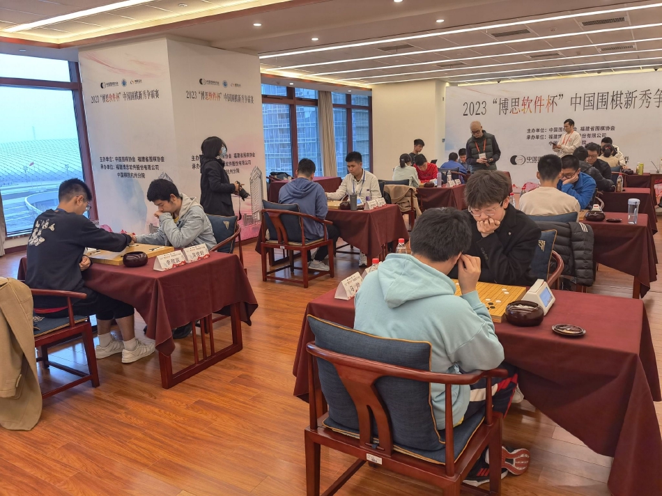 　　<span>“</span><span><strong>从查处的大量案例中发现，当前，西北地区呈现出传统腐败与新型腐败交织，以传统腐败为主，正处在向新型腐败过渡的阶段性特征</strong></span><span>。”</span>