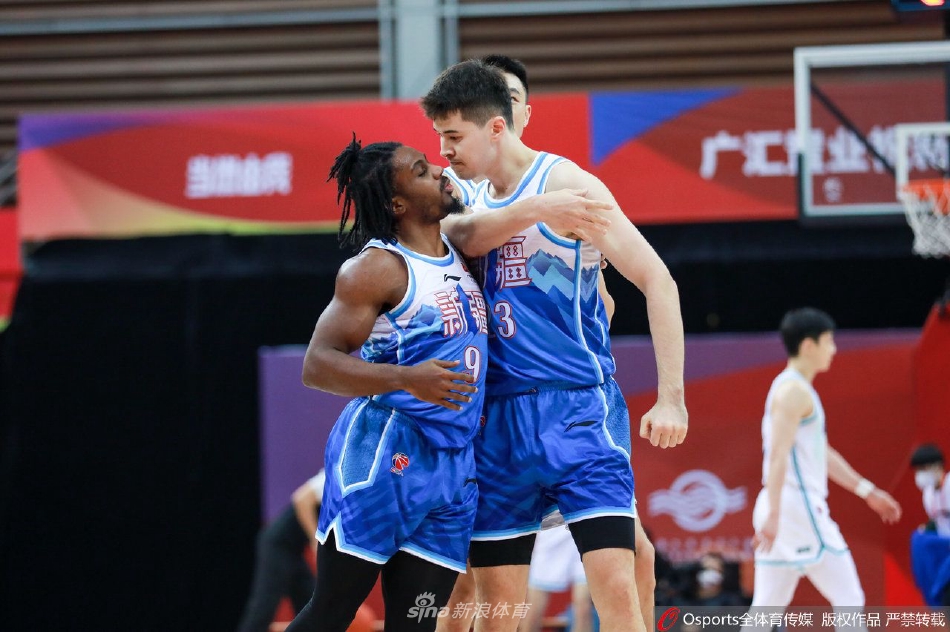 　　公开资料显示，陈政高，男，汉族，1952年3月生，辽宁海城人，1970年12月参加工作，东北财经大学金融系货币银行学专业毕业，经济学硕士，系十七届中央候补委员、十八届中央委员。