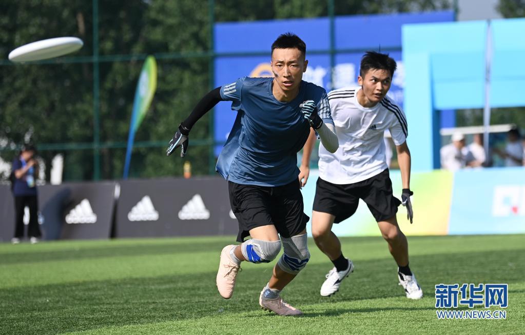 　　1月31日至2月1日早晨7时，郑州机场累计为130余架飞机进行除冰作业。2月1日，郑州机场计划执行航班634架次，截至早晨7时许，因早上机场机坪区域温度低，路面湿滑风力大，通行能力有所下降，正在全力保障中，已为30多架次的飞机除冰，郑州至大连航班已安全起飞，郑州至合肥，丽江，珠海等11个早航班延误，正在等待起飞。