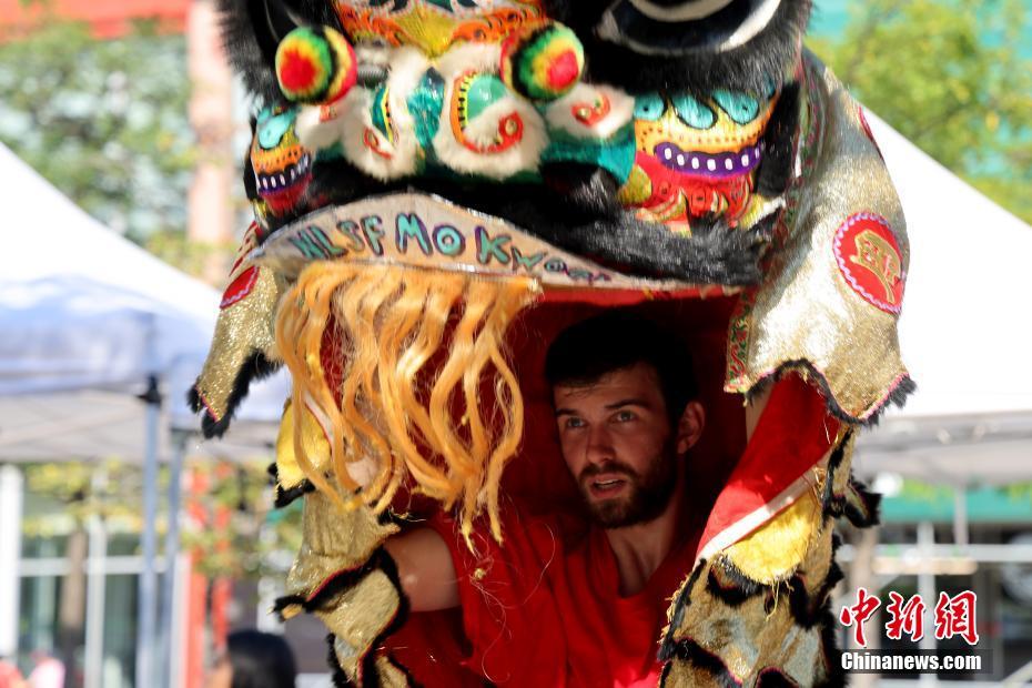 　　航母的海试过程中，最具画面感的是最小半径转弯测试。正如字面意思，最小半径转弯测试的目的，是确定航母在进行180度转向时所需的最小转弯半径。因为这项测试中，航母的尾流会在海面上滑出了一个美丽的大圆圈，也被网友戏称为“摊煎饼”。这一测试的目的是确定航母在进行180度转向时所需的最小转弯半径，可以测试航母在紧急规避或需要快速改变航向时的性能，评估航母的机动性和在狭窄水域中的操控能力。