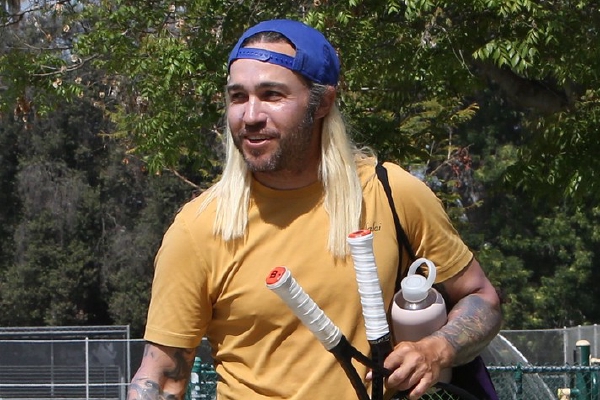 　　路透社13日称，新制裁包括衡水元展贸易有限公司和总部位于香港的恒邦微电子有限公司，理由是它们涉嫌或曾经参与“破坏乌克兰稳定”或“破坏或威胁乌克兰领土”。“美国之音”称，衡水元展贸易有限公司和香港恒邦微电子有限公司此前已被美国财政部制裁过。